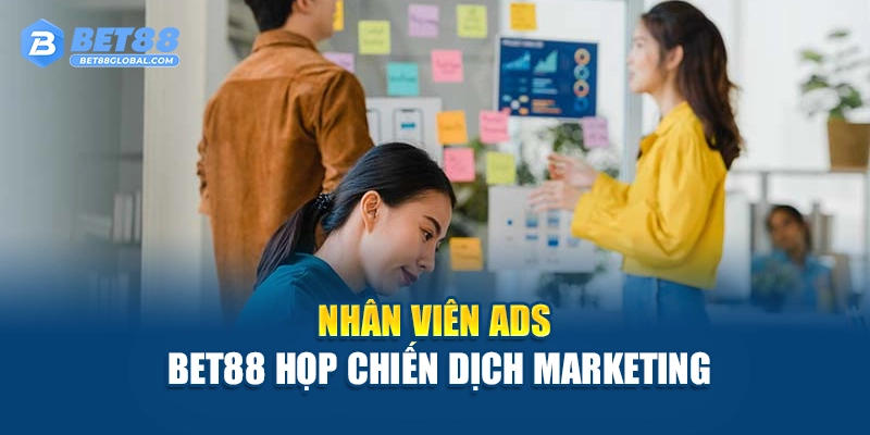 Nhân viên Ads BET88 họp chiến dịch marketing